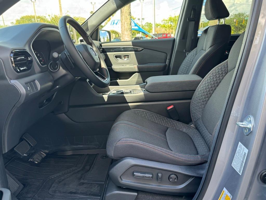 new 2025 Honda Pilot car, priced at $41,695