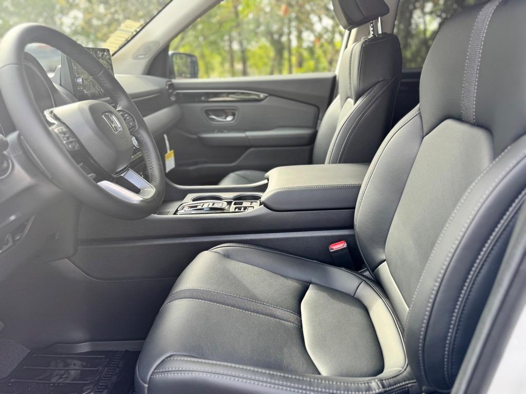 new 2025 Honda Pilot car, priced at $48,945