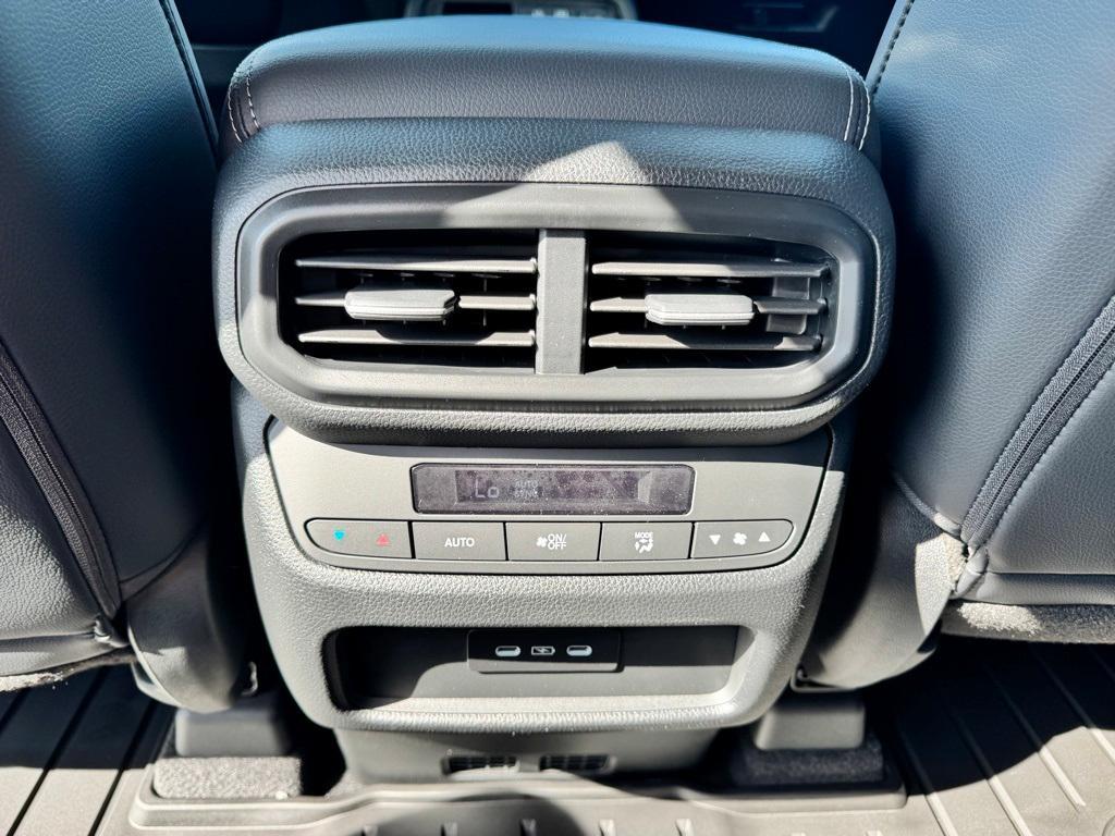 new 2025 Honda Pilot car, priced at $49,680