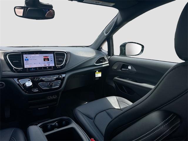 new 2025 Chrysler Pacifica car, priced at $43,677