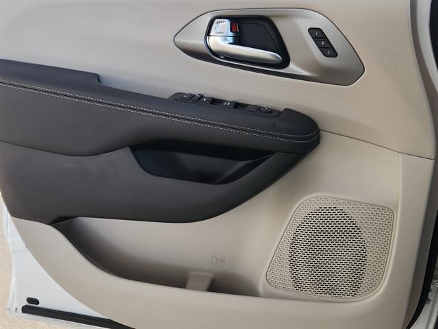 used 2024 Chrysler Pacifica car, priced at $27,992