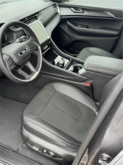 new 2025 Jeep Grand Cherokee car, priced at $38,980