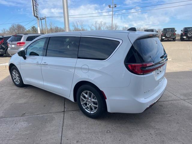 new 2024 Chrysler Pacifica car, priced at $40,731