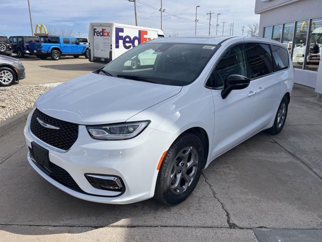 new 2024 Chrysler Pacifica car, priced at $40,425