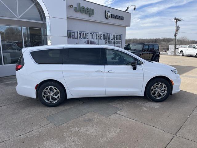 new 2024 Chrysler Pacifica car, priced at $40,425