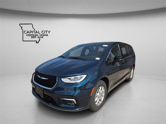 new 2025 Chrysler Pacifica car, priced at $39,220