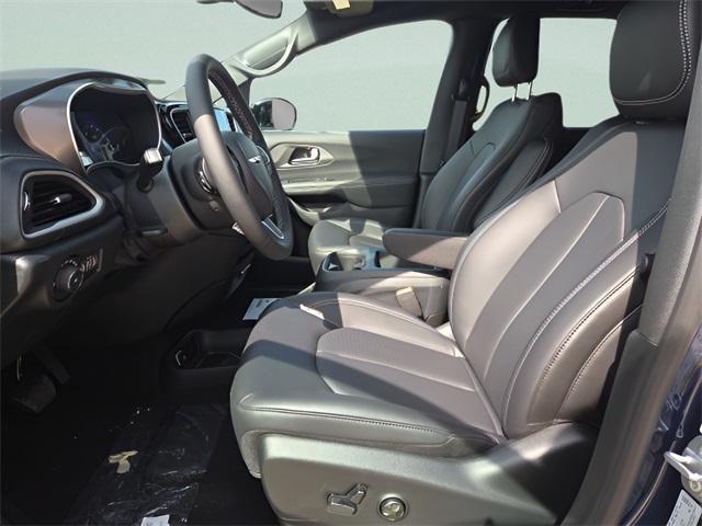 new 2025 Chrysler Pacifica car, priced at $39,220