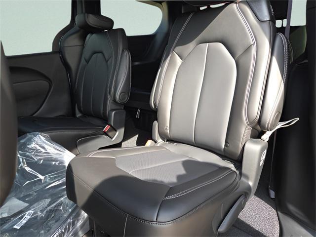 new 2025 Chrysler Pacifica car, priced at $39,220