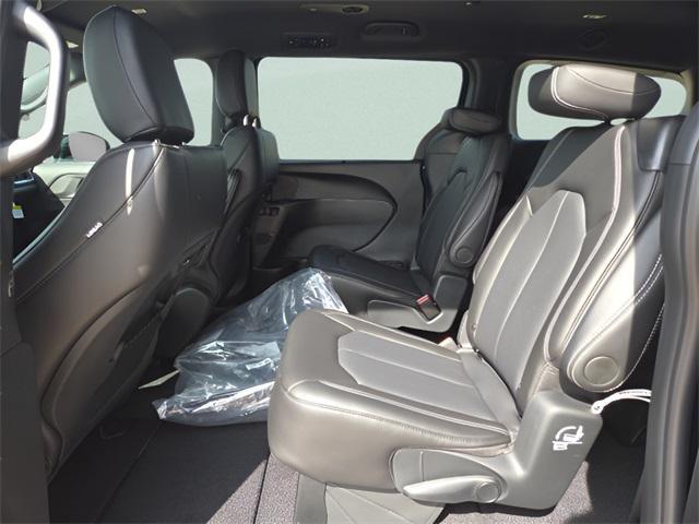 new 2025 Chrysler Pacifica car, priced at $39,220