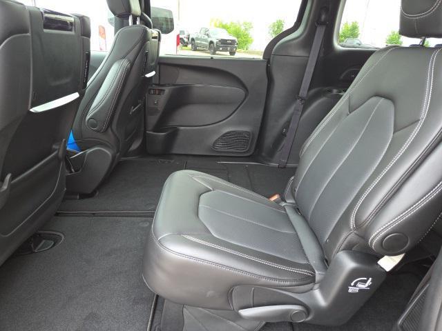 new 2025 Chrysler Pacifica car, priced at $47,360