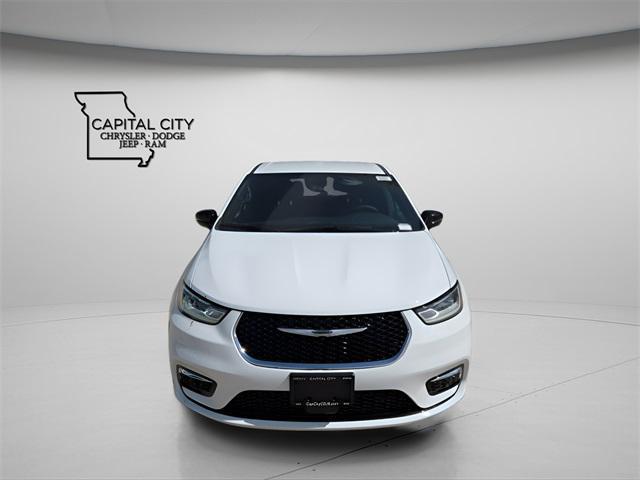new 2025 Chrysler Pacifica car, priced at $38,225