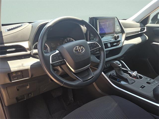 used 2023 Toyota Highlander car, priced at $33,322