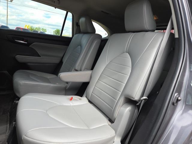 used 2022 Toyota Highlander car, priced at $32,000