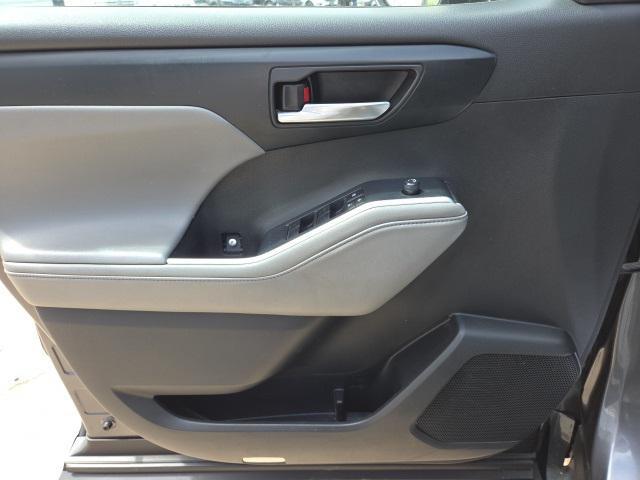 used 2022 Toyota Highlander car, priced at $32,000