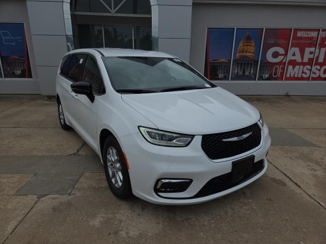 new 2025 Chrysler Pacifica car, priced at $43,370