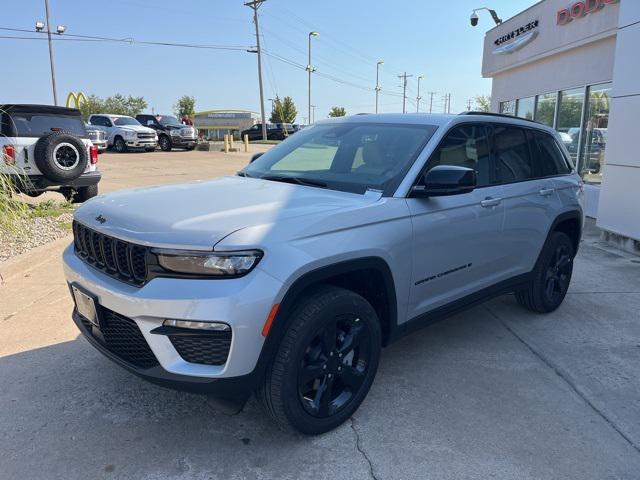 new 2025 Jeep Grand Cherokee car, priced at $44,015