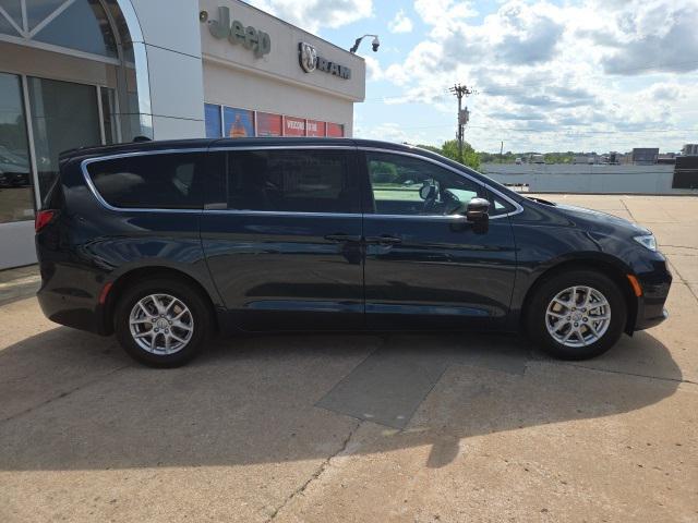 new 2025 Chrysler Pacifica car, priced at $42,527