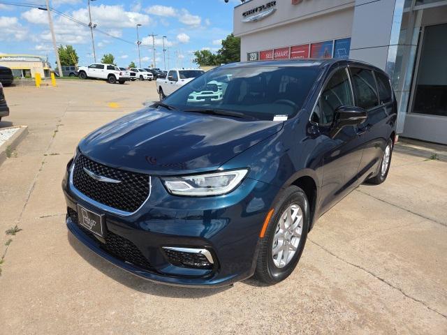 new 2025 Chrysler Pacifica car, priced at $42,527