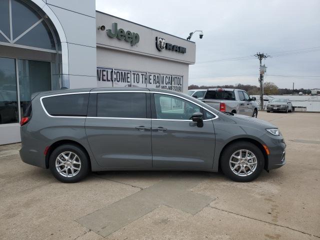 new 2025 Chrysler Pacifica car, priced at $41,915