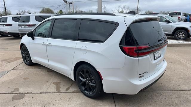 new 2024 Chrysler Pacifica car, priced at $47,048