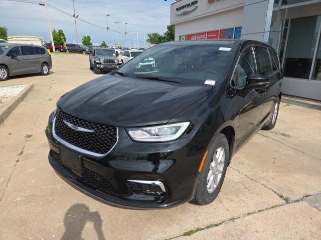 new 2025 Chrysler Pacifica car, priced at $38,725
