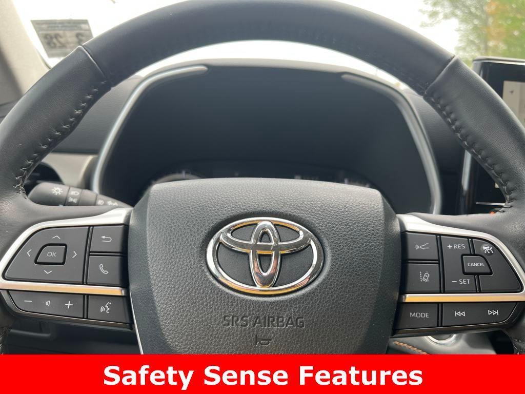 used 2023 Toyota Highlander Hybrid car, priced at $43,000