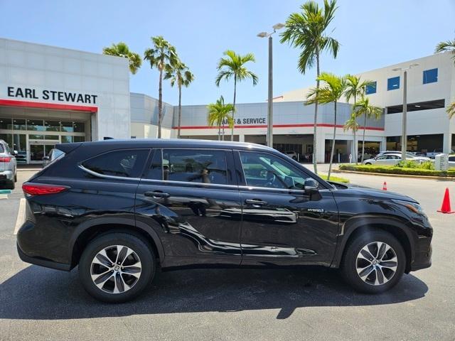 used 2020 Toyota Highlander Hybrid car, priced at $28,992