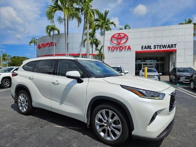 used 2020 Toyota Highlander car, priced at $32,995