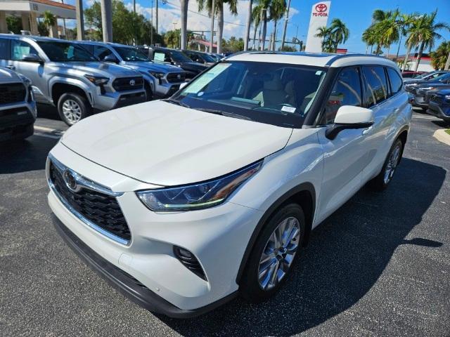 used 2020 Toyota Highlander car, priced at $32,995