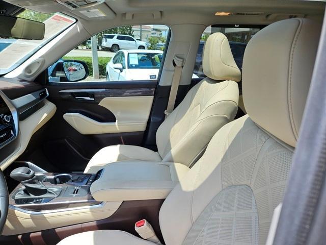 used 2020 Toyota Highlander Hybrid car, priced at $39,997