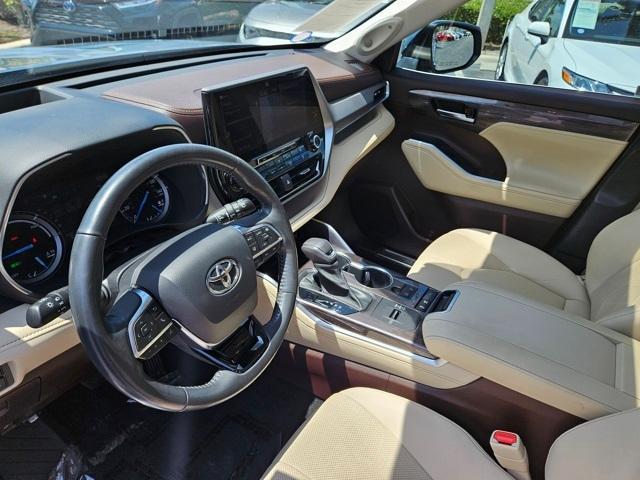 used 2020 Toyota Highlander Hybrid car, priced at $39,997