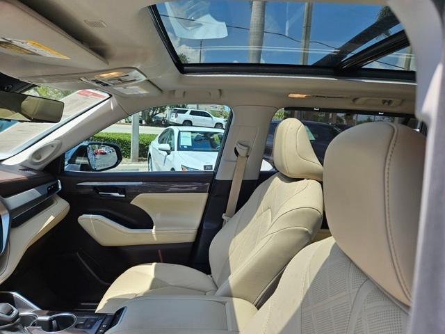 used 2020 Toyota Highlander Hybrid car, priced at $39,997