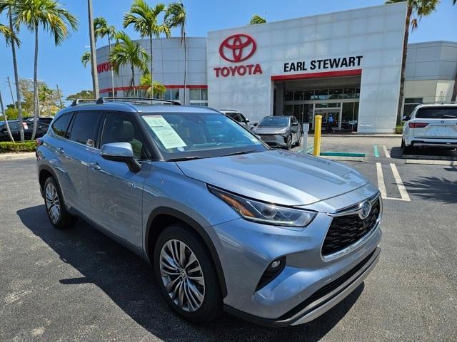 used 2020 Toyota Highlander Hybrid car, priced at $39,997