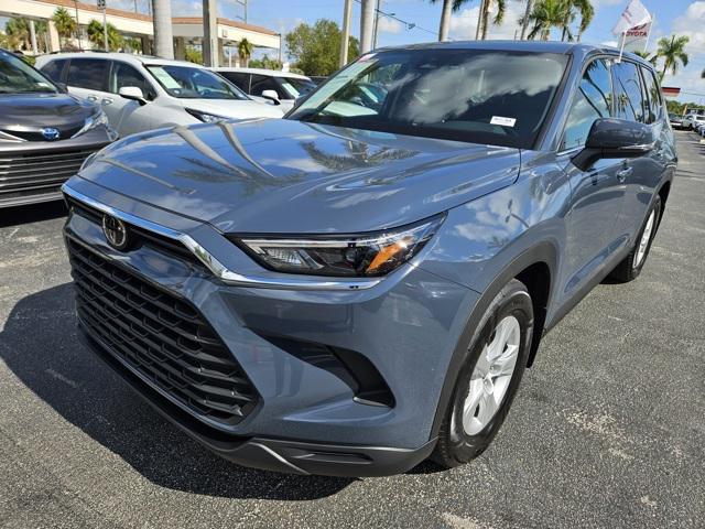 used 2025 Toyota Highlander car, priced at $45,995