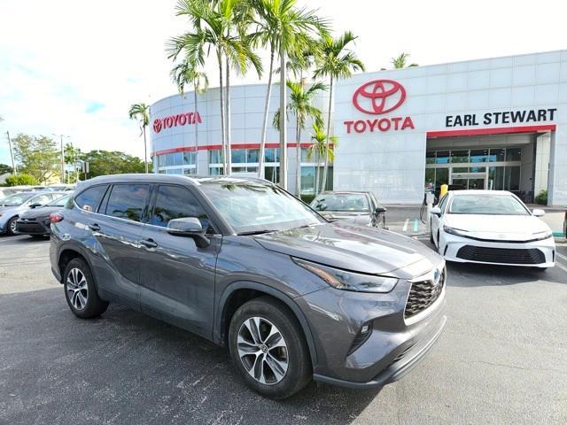 used 2022 Toyota Highlander Hybrid car, priced at $38,995