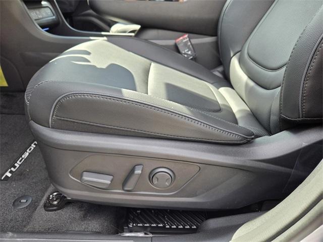 new 2025 Hyundai TUCSON Hybrid car, priced at $43,085