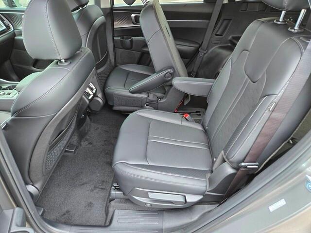 new 2025 Kia Sorento Hybrid car, priced at $40,800