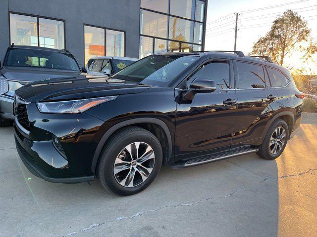 used 2022 Toyota Highlander car, priced at $32,997