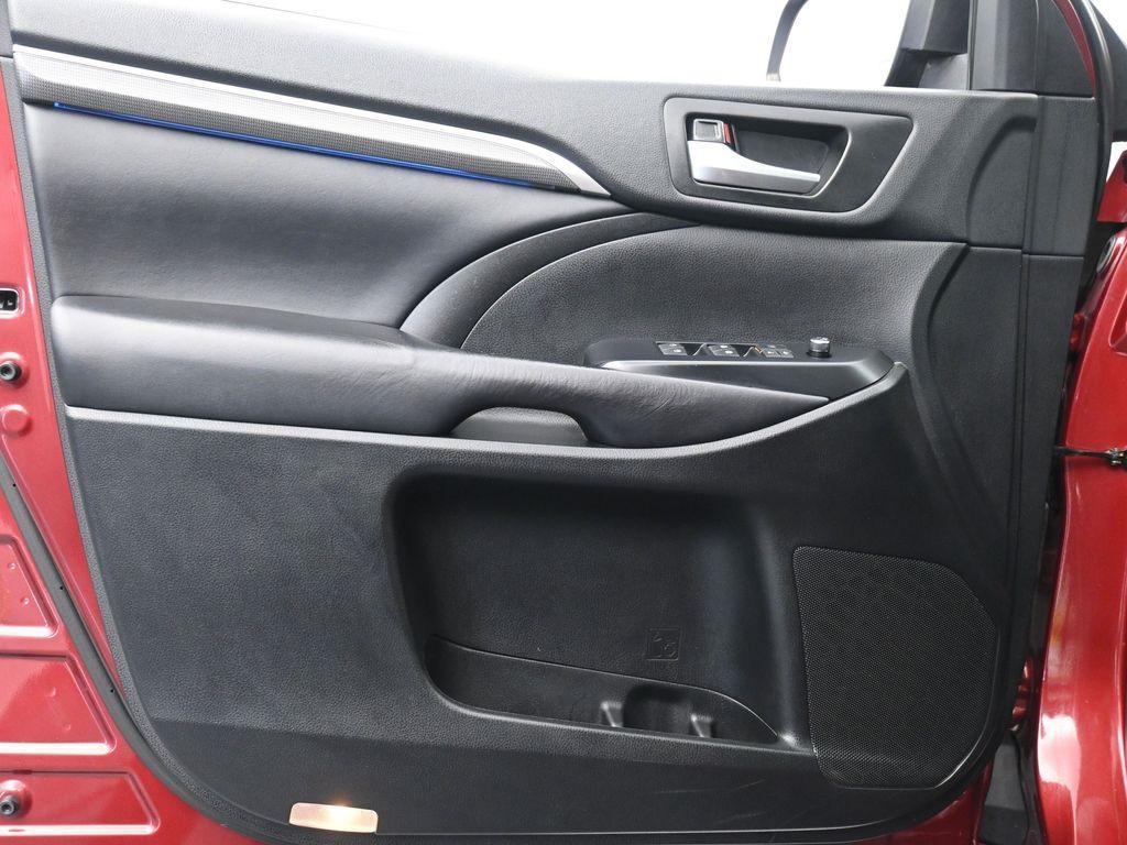 used 2019 Toyota Highlander car, priced at $25,289