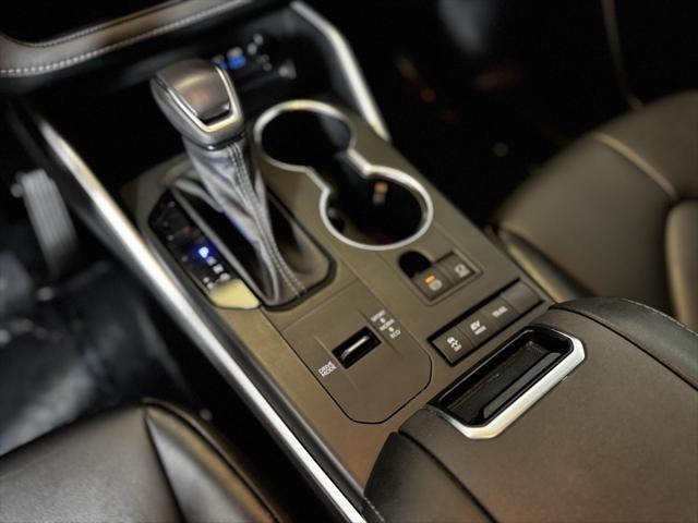 used 2022 Toyota Highlander Hybrid car, priced at $39,888