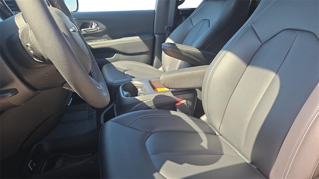 used 2026 Chrysler Pacifica car, priced at $38,420