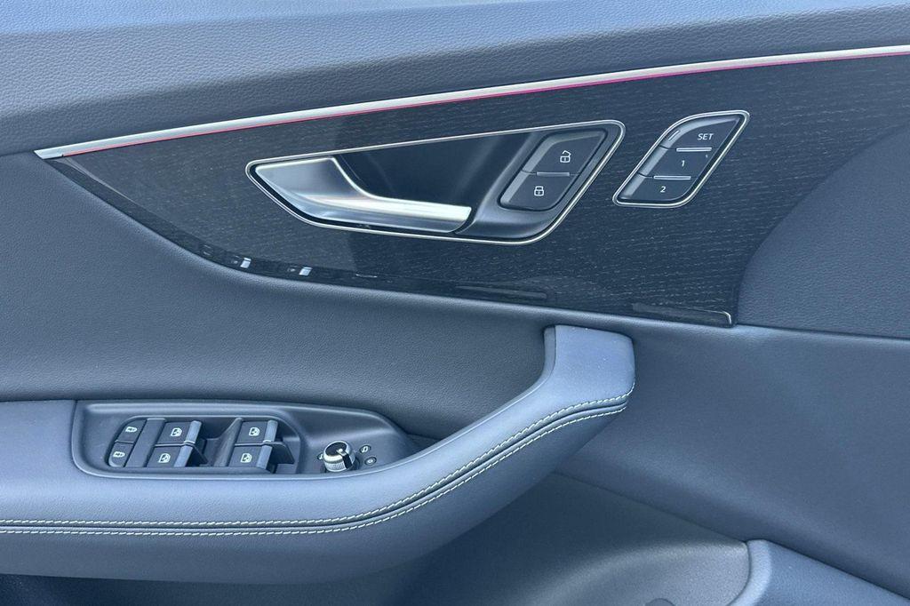 new 2025 Audi Q7 car, priced at $72,005