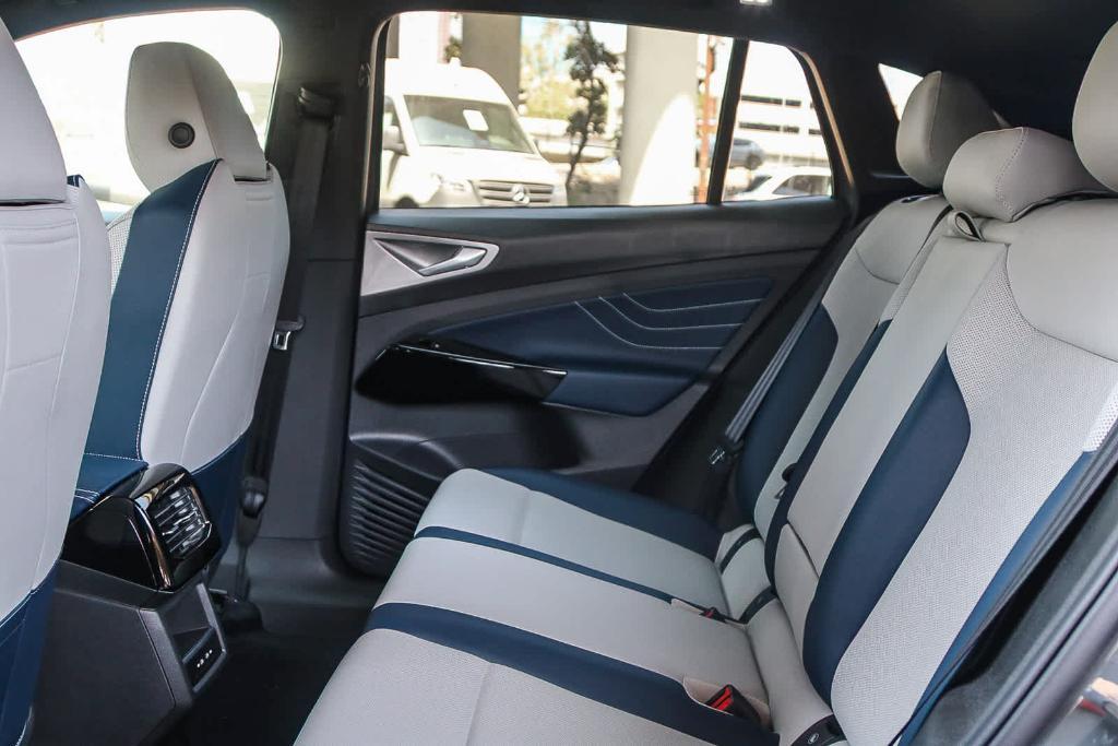new 2025 Volkswagen ID.4 car, priced at $52,361