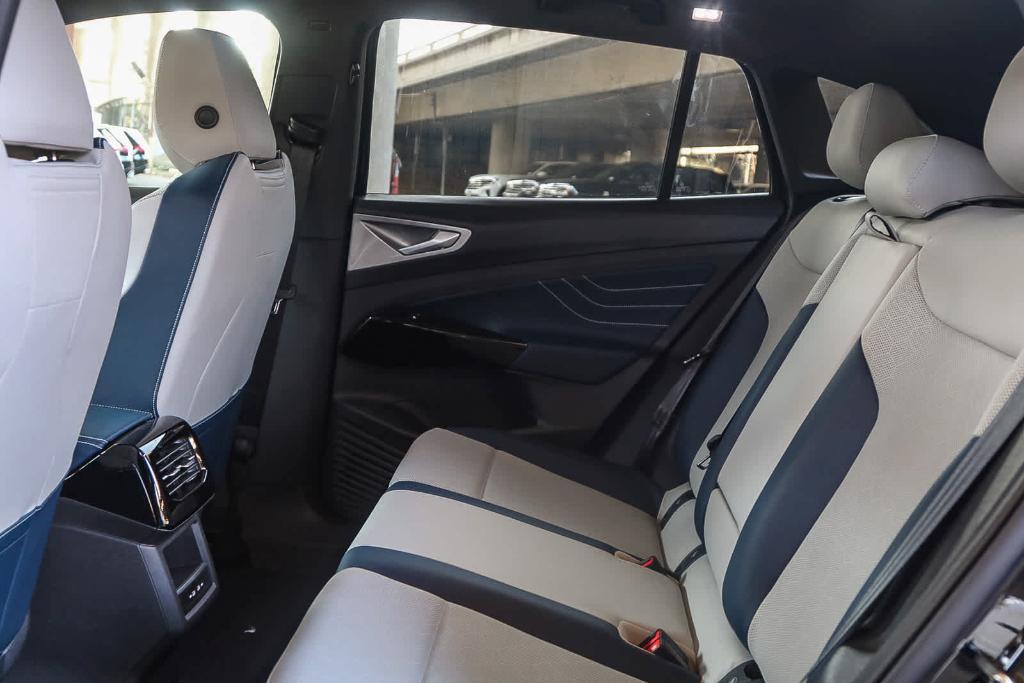 new 2025 Volkswagen ID.4 car, priced at $47,371