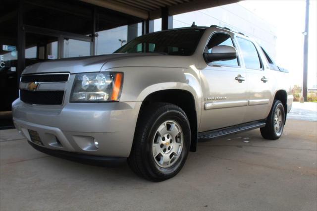 used 2007 Chevrolet Avalanche car, priced at $7,990