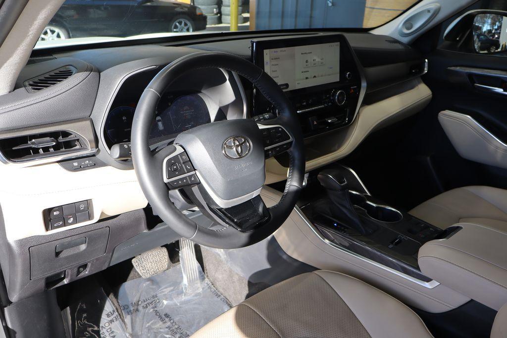 used 2023 Toyota Highlander car, priced at $41,350