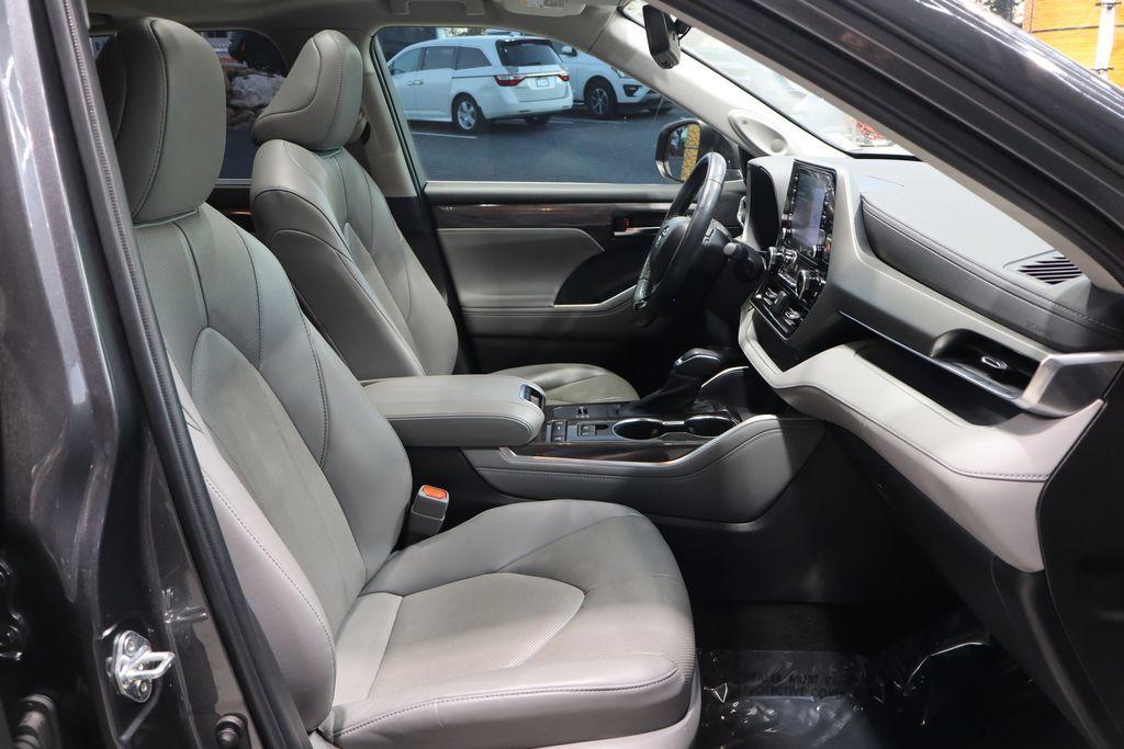 used 2022 Toyota Highlander car, priced at $35,196