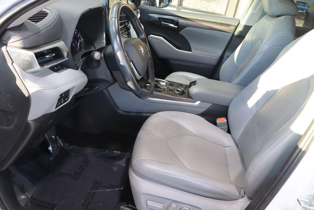 used 2021 Toyota Highlander car, priced at $32,283