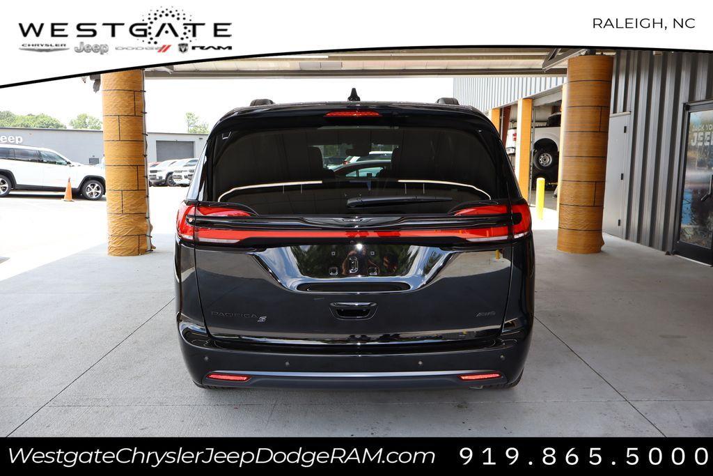 new 2024 Chrysler Pacifica car, priced at $41,301