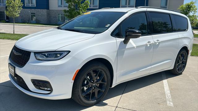 new 2024 Chrysler Pacifica car, priced at $46,102